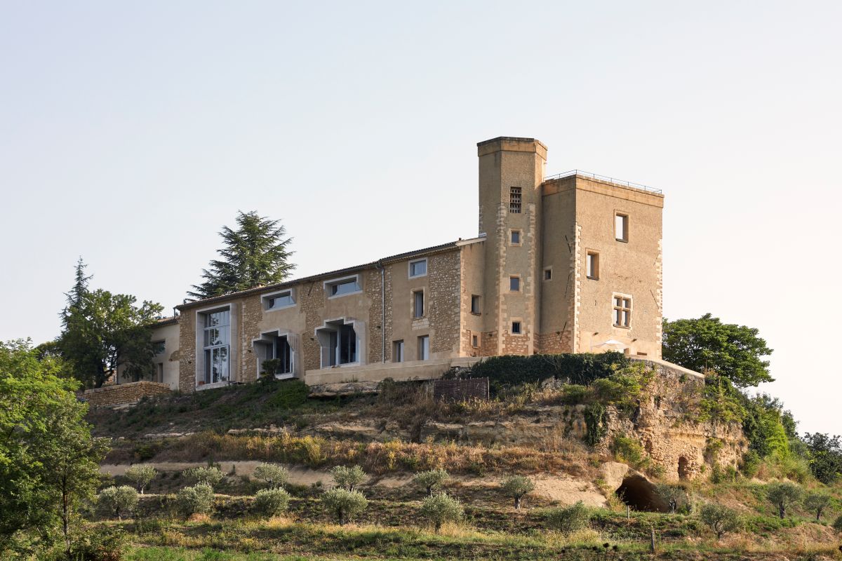 Kebony habille les terrasses de la Ferme HI-Bride. ©
